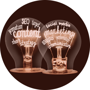 Deux ampoules avec les mots clés : content, marketing, SEO, social media, target, promotion, strategy, communication, performance